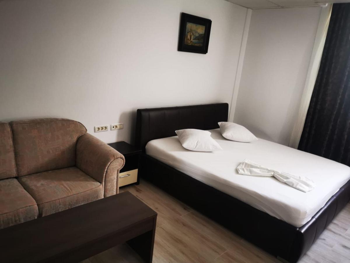 Hotel Viva Ploieşti Esterno foto