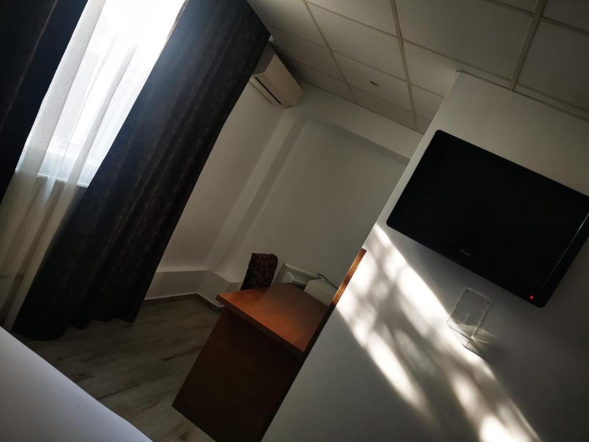 Hotel Viva Ploieşti Esterno foto