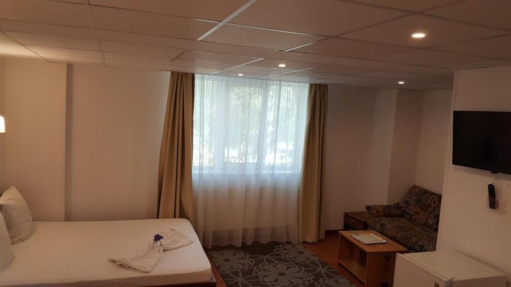 Hotel Viva Ploieşti Esterno foto